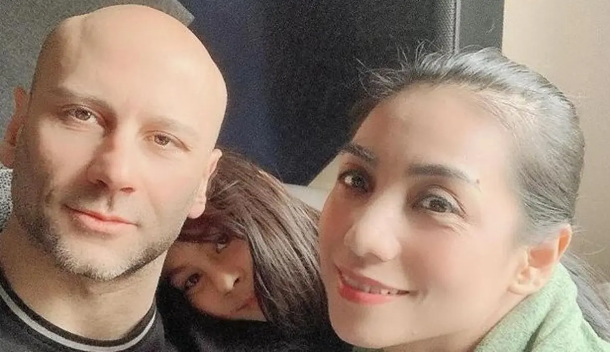 Siti KDI menikah dengan pria Turki bernama Cem Perk pada 2011 silam. Sang suami pun memutuskan jadi mualaf jadi seorang muslim sebelum menikah dengan Siti. (Foto: Instagram Siti KDI)