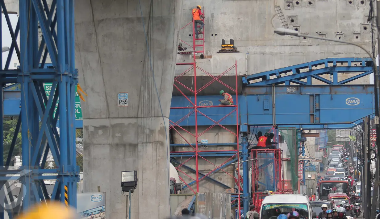 Pekerja menyelesaikan proyek Jalan layang Ciledug-Tendean di Jakarta, (28/1). Pembangunan 225 proyek infrastruktur strategis dengan segala fasilitas perizinan dan perlindungan anti-kriminalisasi, dapat dimulai sebelum 2019. (Liputan6.Com/Angga Yuniar)