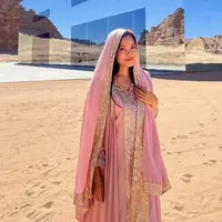 Gamis warna pink tersebut memiliki aksen keemasan pada bagian depan panjang dan ujung lengan. Membuat tampilan Titi cukup mewah. Dengan aksen beads pada bagian leher model v neck. [@titi_kamall]