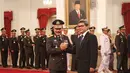 Kapolri Jenderal Pol. Badrodin Haiti (kiri) bersalaman bersama Plt Wakil Ketua KPK Johan Budi usai pengucapan sumpah jabatan di Istana Negara, Jakarta, Jumat (17/4/2015). (Liputan6.com/Faizal Fanani)