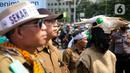 Pegawai Perhutani berunjuk rasa di kawasan Patung Kuda, Jakarta, Rabu (18/5/2022). Dalam aksinya, mereka menuntut Surat Keputusan (SK) 287 Menteri Lingkungan Hidup dan Kehutanan (LHK) yang dianggap memberikan ruang pada kelompok tertentu. (Liputan6.com/Faizal Fanani)