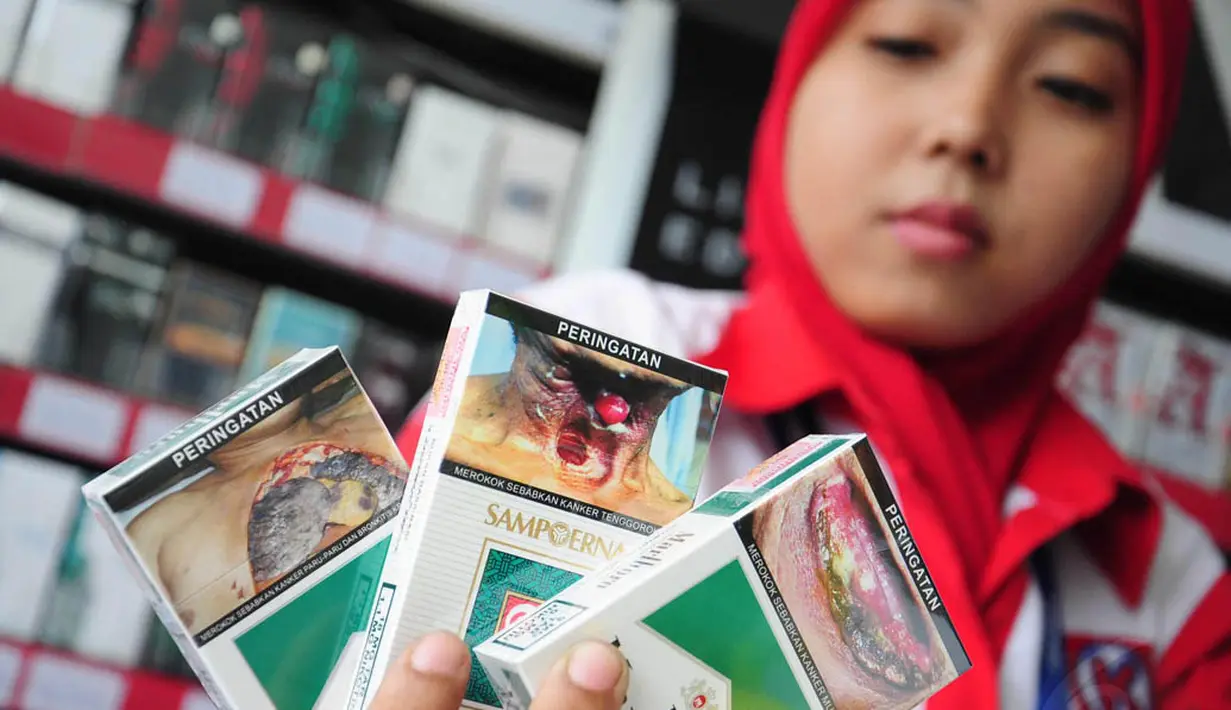 Selasa (24/6/14), semua produk rokok wajib mencantumkan peringatan Bahaya Merokok Bagi kesehatan dengan gambar yang menyeramkan pada rokok, Jakarta. (Liputan6.com/Faizal Fanani)