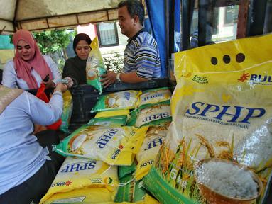 Warga membeli beras bulog program Stabilisasi Pasokan dan Harga Pangan (SPHP) di kelurahan Karang Sari, Kota Tangerang, Rabu (27/9/2023). (Liputan6.com/Angga Yuniar)