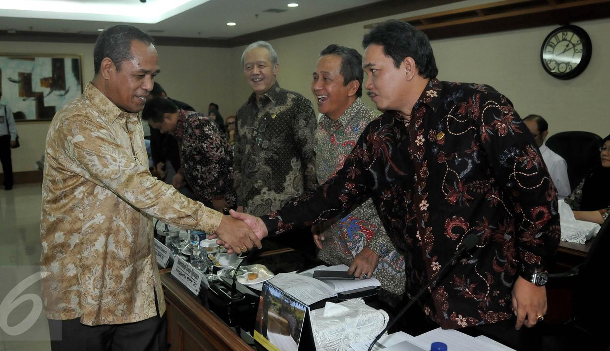 Wakil Ketua Komisi III DPR Benny K Harman (kiri) berjabat tangan dengan anggota BPK Achsanul Qosasi saat berkunjung untuk menggelar rapat konsolidasi terkait hasil audit pembelian RS Sumber Waras, di Jakarta, Selasa (19/4 (Liputan6.com/Johan Tallo)