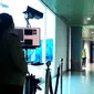 Petugas KKP Kelas II Palembang memonitoring layar Thermal Scanner yang disorot ke penumbang bandara, untuk mengantisipasi ada tidaknya Virus Corona melalui deteksi suhu tubuh (Liputan6.com / Nefri Inge)