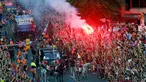 Para pemain Barcelona merayakan kemenangan bersama suporter dari atas bus saat melakukan parade di Barcelona, Spanyol (7/6/2015). Barcelona untuk kelima kalinya meraih piala liga Champions usai mengalahkan Juventus 3-1. (REUTERS/Albert Gea)