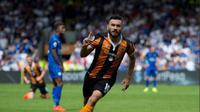 Selebrasi pemain Hull City Robert Snodgrass setelah mencetak gol ke gawang Leicester City, Sabtu (13/8/2016). (AFP)