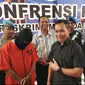 Kapolda Sumsel Irjen Pol Zulkarnain Adinegara menginterogasi SM, pembunuh Kolda ZN di Kabupaten OKU Timur (Liputan6.com / Nefri Inge)