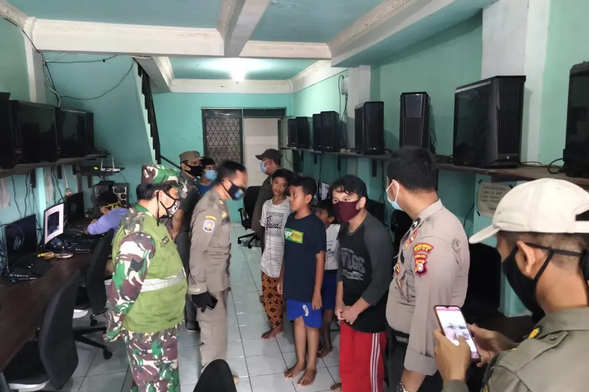 Satpol PP Kota Depok merazia sejumlah pelajar yang bermain game online saat jam pelaksanaan Pembelajaran Jarak Jauh (PJJ). (Liputan6.com/Dicky