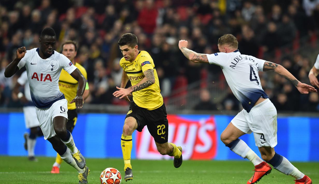 Aksi Christian Pulisic pada leg 1, 16 besar Liga Champions yang berlangsung di stadion, Wembley, London, Kamis (14/2). Tottenham Hotspur menang 3-0 atas Borussia Dortmund (AFP/Glyn Kirk)