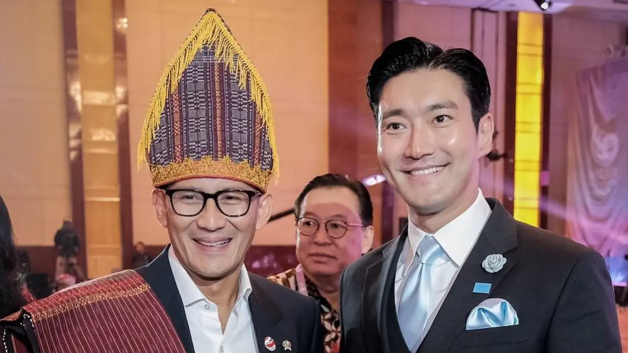 Menteri Pariwisata dan Ekonomi Kreatif Sandiaga Uno bersama Choi Siwon dalam rangkaian acara KTT ASEAN di Jakarta pada (Instagram/ sandiuno)