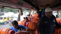 Pemain Persib di dalam bus yang membawa mereka ke Jakarta, Jumat (16/10/2015). (Bola.com/Vitalis Yogi Trisna)