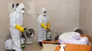 Petugas melakukan disinfeksi di stasiun kereta bawah tanah Gwanghwamun, Seoul, Korea Selatan, Jumat (28/2/2020). Hingga 28 Februari 2020, Korea Selatan mengonfirmasi total jumlah pasien terinfeksi virus corona COVID-19 sebanyak 2.337 orang. (Xinhua/Lee Sang-ho)