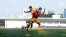 Pemain Bhayangkara FC, Marinus Wanewar (kiri) berebut bola saat latihan di Lapangan A Kompleks GBK, Jakarta, Senin (19/3). Latihan ini persiapan menghadapi Persija pada laga pembuka Liga 1 Indonesia musim 2018. (Liputan6.com/Helmi Fithriansyah)