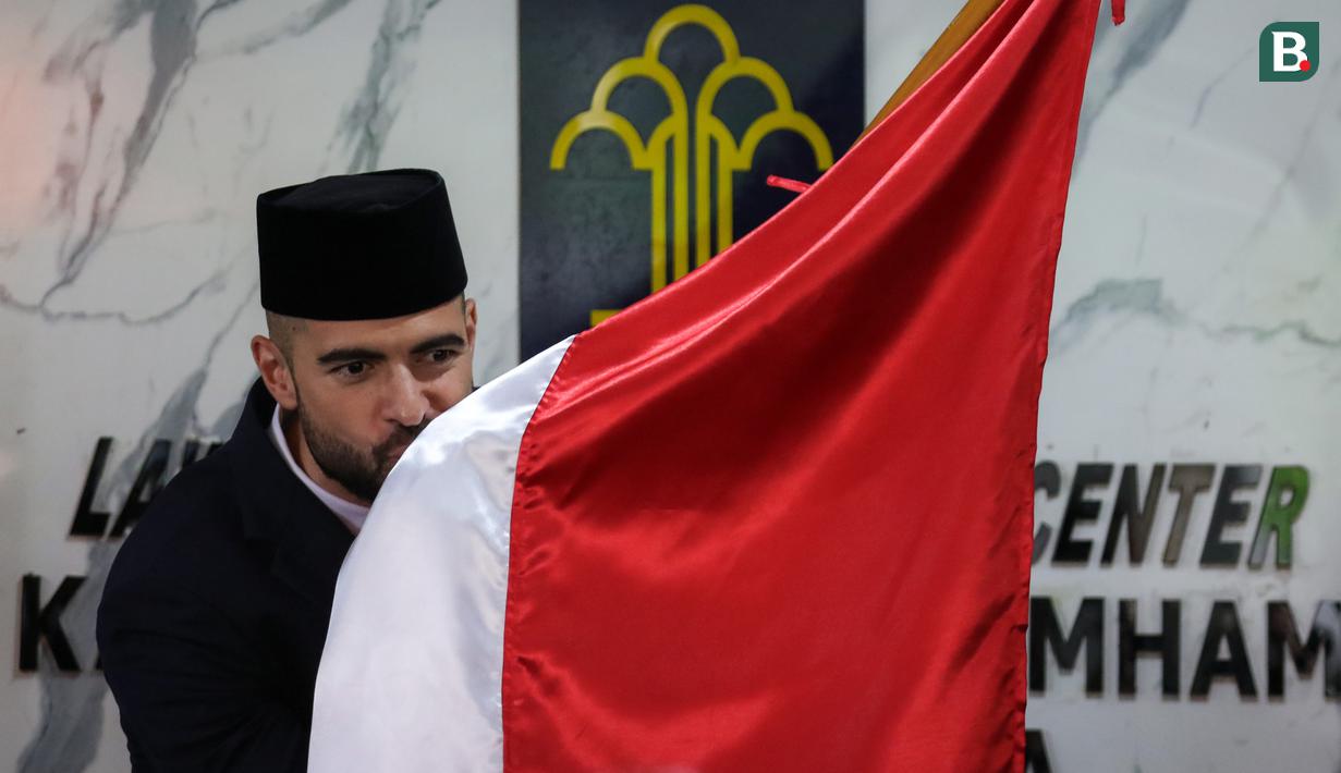 Usai mengambil sumpah baik Jordi Amat dan Sandy Walsh mencium bendera Merah Putih sebagi bentuk kecintaan terhadap NKRI. (Bola.com/Bagaskara Lazuardi)