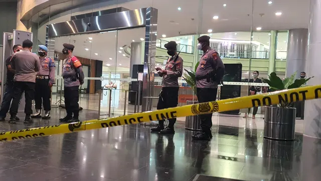 Mal Margo City Depok dipasang garis polisi usai ledakan keras akibat lift barang dan plafon jatuh