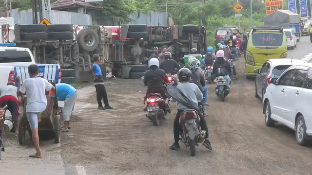 Truk Tangki Pertamina Terguling di Jalan Cirebon - Kuningan, Warga Bawa Jerigen