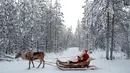 Santa Claus di kereta hadiahnya untuk mempersiapkan Natal di Desa Sinterklas atau Santa Claus Village, Finlandia, 15 Desember 2016.  Kawasan yang tertutup salju pada musim dingin ini makin menguatkan suasana 'White Christmas'. (REUTERS/Pawel Kopczynski)
