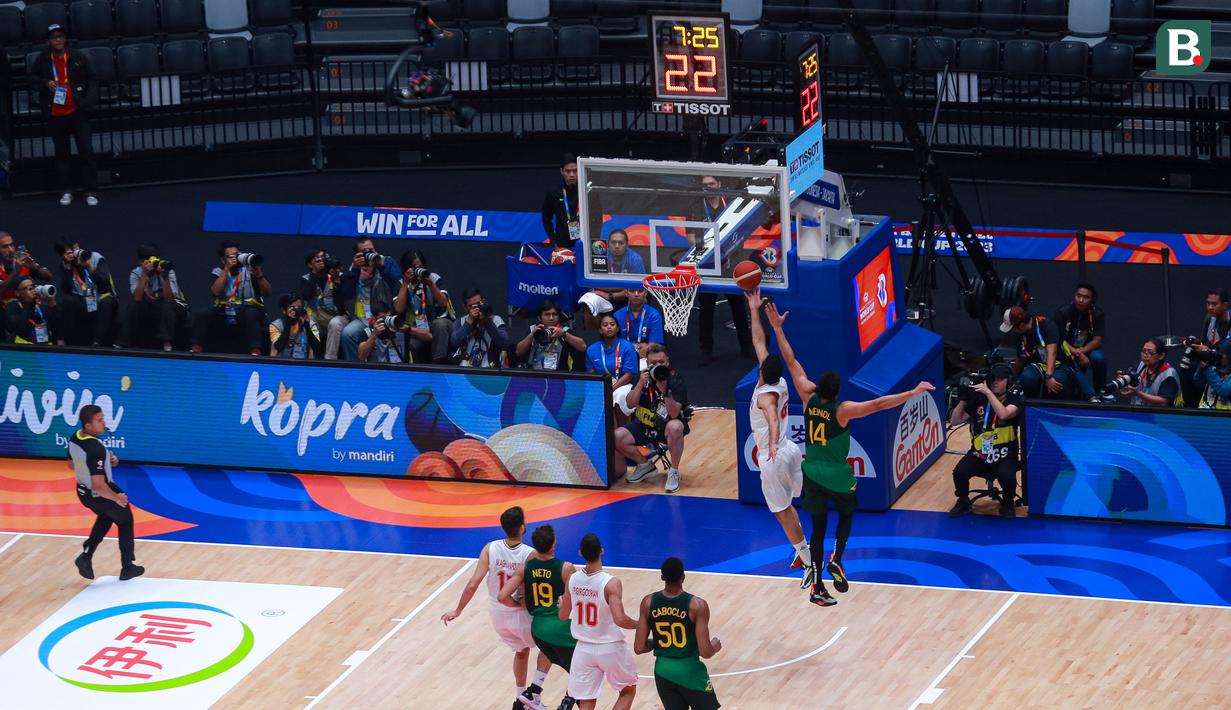 Pebasket Iran, Behnam Yakhchali (kedua kanan) berusaha melakukan lay up di halangi pebasket Brasil, Leonardo Meindl pada laga Grup G Piala Dunia FIBA 2023 di Indonesia Arena, Senayan, Jakarta, Sabtu (26/08/2023). (Bola.com/Bagaskara Lazuardi)