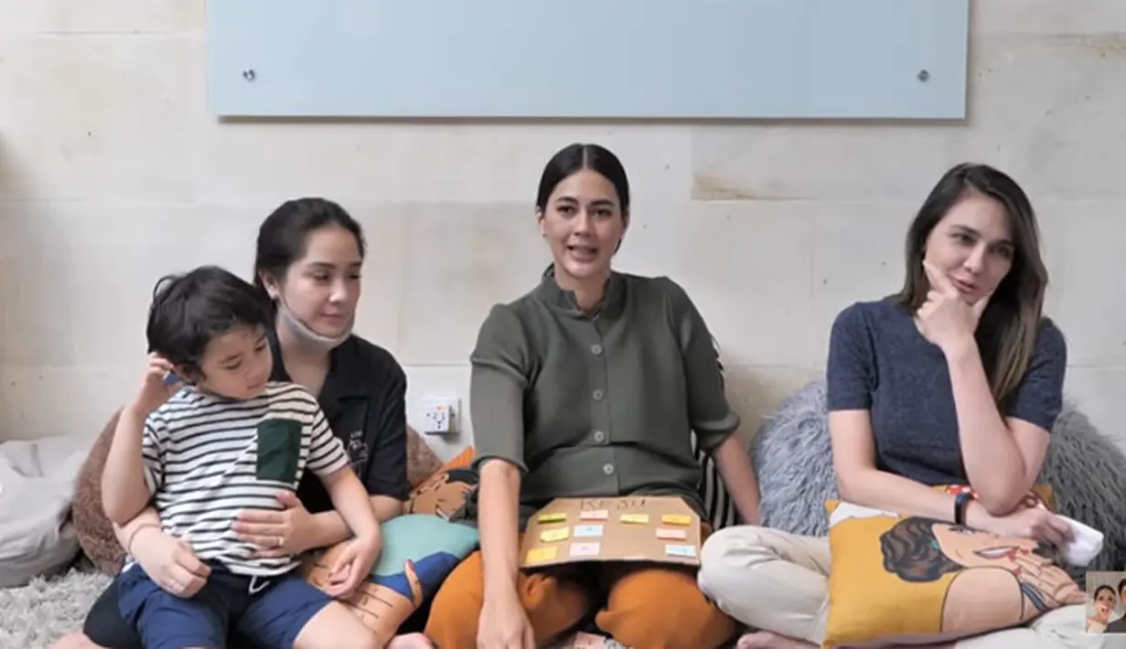 "Ya udah, kita sama-sama pura-pura gak denger ya, tapi Kak Luna sudah jawab. Kita udah tahu, tapi kita pura-pura gak tahu," kata Gigi. Luna menegaskan bahwa itu hanya sekedar menjawab pertanyaan. (Youtube/ Baim Paula)