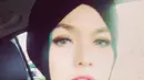 Vicky Shu tampil bersahaja dengan hijab hitam yang dipadu dengan busana hijau bercahaya. (Instagram.com/Vickyshu)