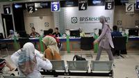 Suasana pelayanan BPJS Kesehatan di Jakarta, Rabu (28/8/2019). Menkeu Sri Mulyani mengusulkan iuran peserta kelas I BPJS Kesehatan naik 2 kali lipat yang semula Rp 80.000 jadi Rp 160.000 per bulan untuk JKN kelas II naik dari Rp 51.000 menjadi Rp110.000 per bulan. (merdeka.com/Iqbal S. Nugroho)