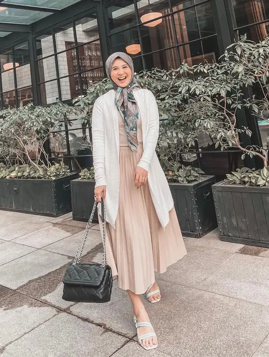Tampilan kece Kesha Ratuliu ini bisa jadi inspirasi untuk para hijabers. Padukan cardigan dengan top dan pleats skirt. Untuk hijab, pilih sedikit bermotif untuk menjadi statement pada tampilan kamu. (Instagram/kesharatuliu05).