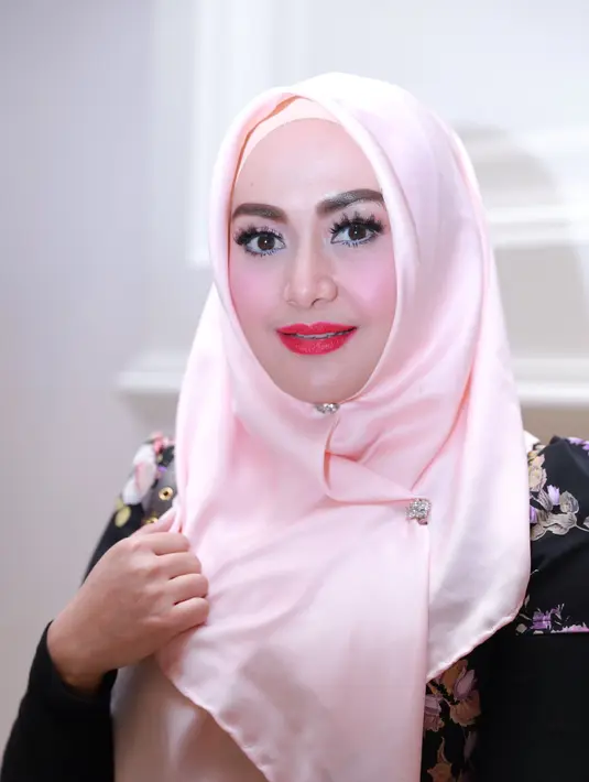 "Aku diet mayo, enggak boleh makan nasi dan sekarang memang sudah enggak makan nasi." ujar istri Ferry Setiawan. (Galih W. Satria/Bintang.com) 