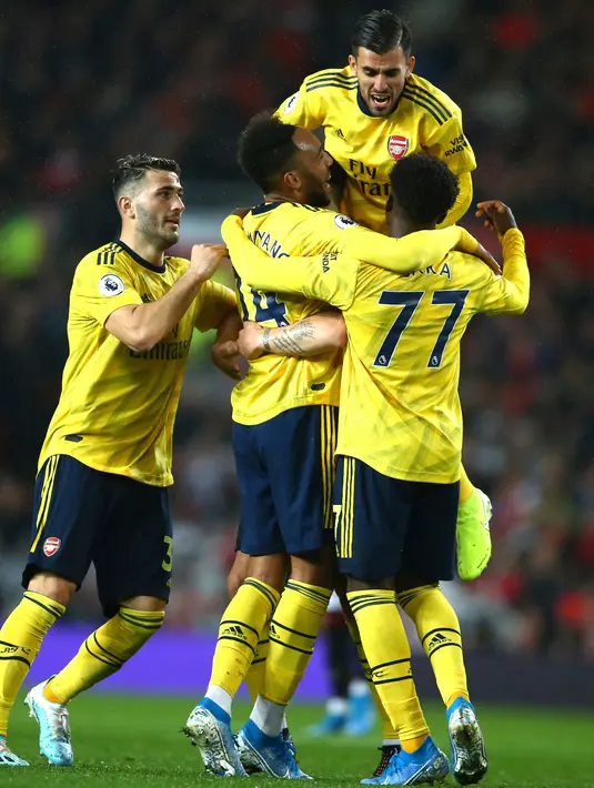 Para pemain Arsenal merayakan gol Pierre-Emerick Aubameyang (tengah) ke gawang Manchester United dalam lanjutan Liga Inggris di Old Trafford, Manchester, Inggris, Senin (30/9/2019). Pertandingan berakhir 1-1. (AP Photo/Dave Thompson)