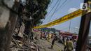 <p>Garis polisi dipasang di kawasan Pasar Gembrong, Jakarta, Senin (25/4/2022). Sebanyak  400 Rumah dan Bangunan hangus terbakar dan  total kerugian akibat insiden kebakaran tersebut Ditaksir senilai Rp1,5 Miliar. (Liputan6.com/Faizal Fanani)</p>