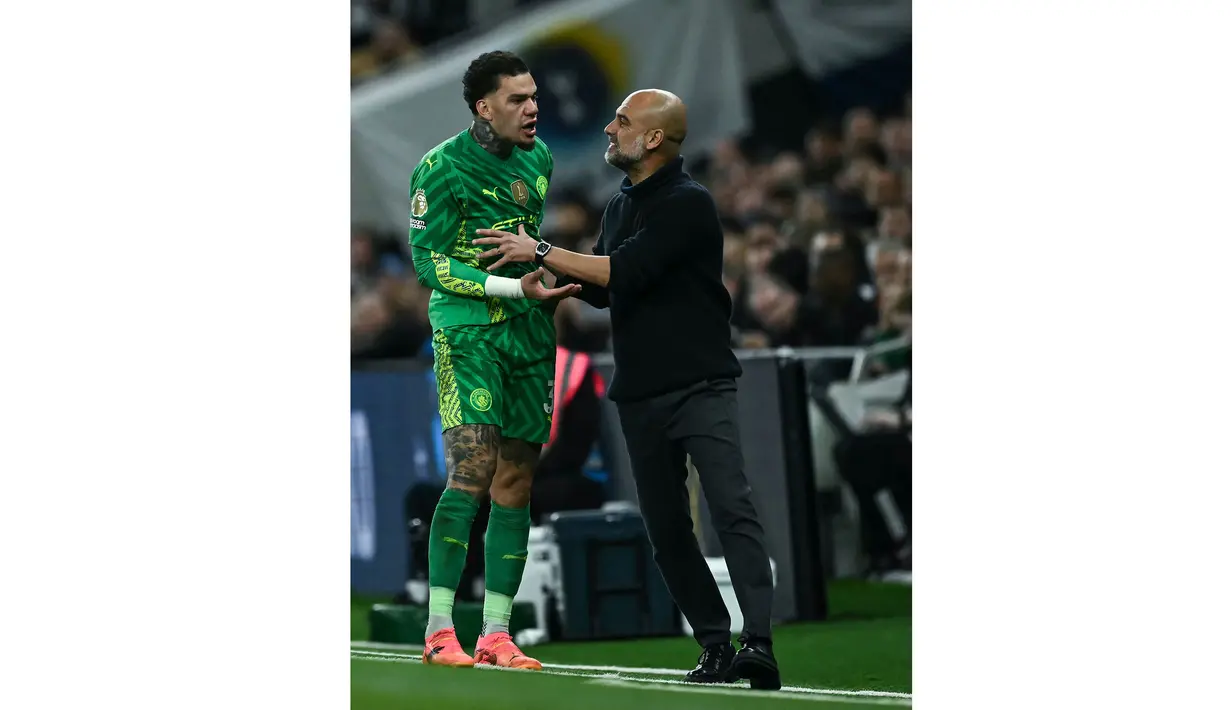 Kiper asal Brasil itu digantikan Stefan Ortega sebagai bentuk pencegahan usai mengalami benturan di bagian wajah. (AFP/Ben Stansall)