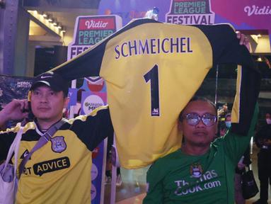 Fans mengangkat jersey kiper legendaris Manchester United, Peter Schmeichel, saat acara Vidio Premier League Festival di Cilandak Town Square, Jakarta, Sabtu (5/8/2023). (Bola.com/Ikhwan Yanuar)