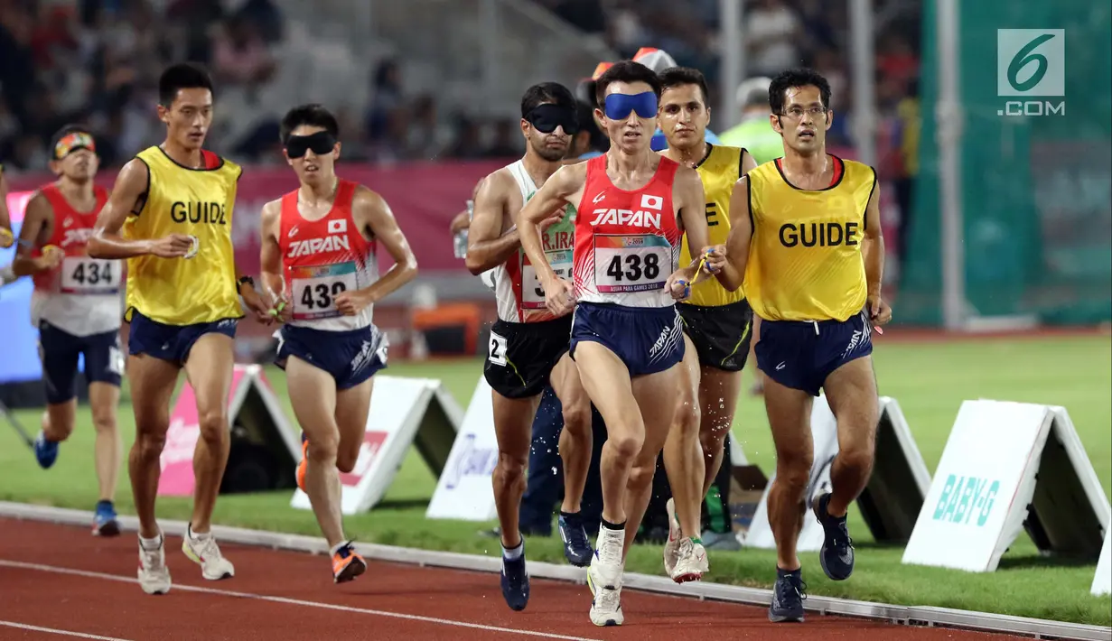 Pelari 5000 meter putra kategori T11 Asian Para Games 2018 saat laga final di SUGBK, Jakarta, Jumat (12/10). T11 adalah klasifikasi pelari disabilitas netra, karenanya dalam setiap lomba didampingi pemandu atau guide. (Liputan6.com/Helmi Fithriansyah)
