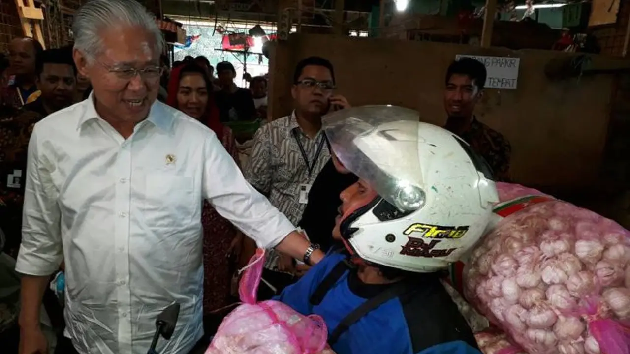 Menteri Perdagangan Enggartiasto Lukita mengadakan inspeksi mendadak (sidak) ke Pasar Kramat Jati, Jakarta Timur, Jumat (12/5/2017). (Ilyas/Liputan6.com)
