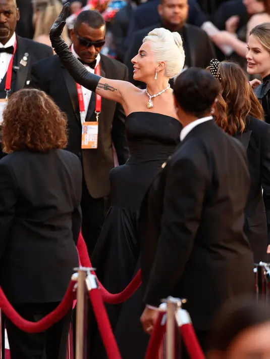 Penyanyi dan aktris Lady Gaga menghadiri perhelatan Oscar 2019 di Dolby Theatre, Los Angeles, Minggu (24/2). Artis yang dinominasikan sebagai Best Actress di Oscar 2019 ini mengenakan kalung berlian Tiffany 128,54 karat. (Eric Jamison/Invision/AP)