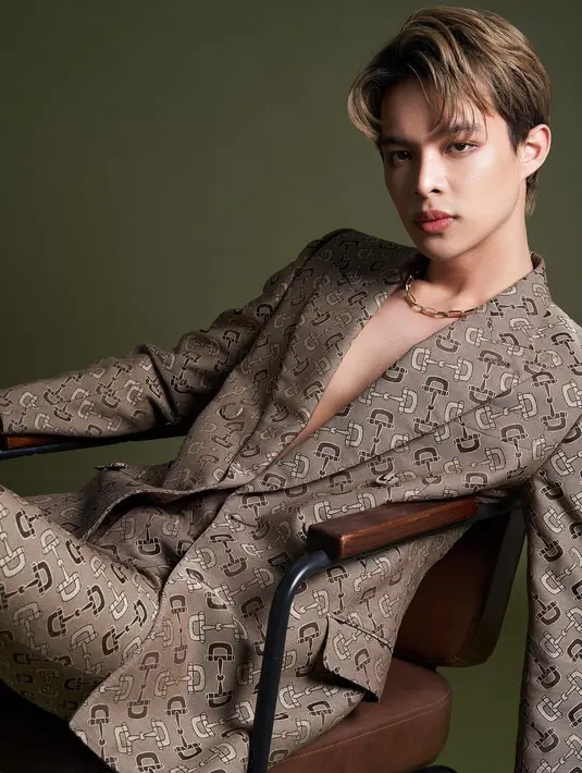 Ia mengenakan set blazer monogram cokelat tanpa inner dari Gucci. Dipadukan dengan sneakers boots hitam [@winstongomez]