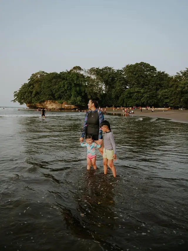 6 Momen Liburan Keluarga Kecil Sharena dan Ryan Delon, Seru Bareng Anak