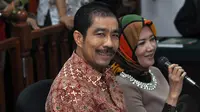Walikota nonaktif Palembang Romi Herton dan istrinya Masyitoh di Pengadilan Tipikor. (Liputan6.com/Miftahul Hayat)