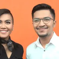 Denada dan Ihsan Taroreh tak sungkan lagi memperlihatkan kedekatan mereka.