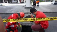 Polisi olah TKP ledakan di Jalan Margomulyo Surabaya (Dian Kurniawan/Liputan6.com).