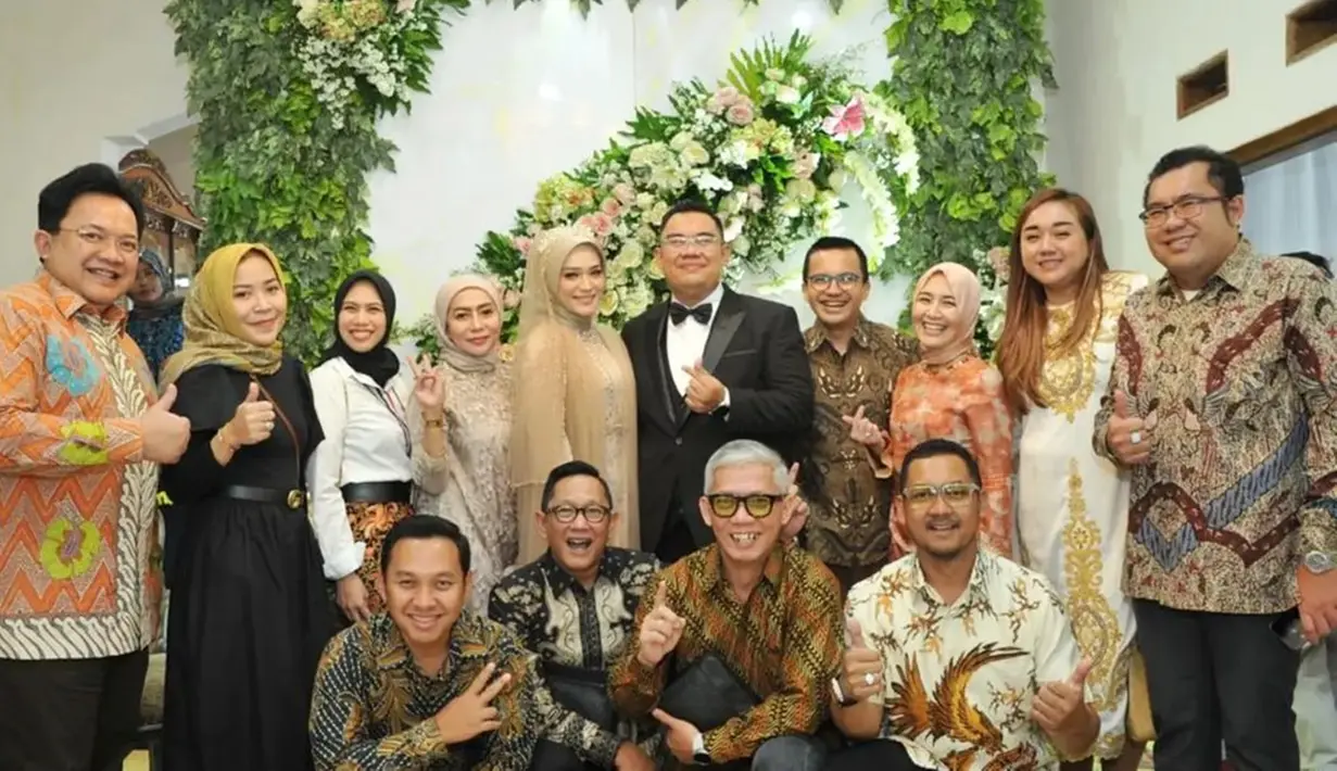 Pada unggahannya belum lama ini, terlihat bahwa Sahrul Gunawan sedang menghadiri sebuah resepsi pernikahan yang diselenggarakan di Ciwidey, Kabupaten Bandung. Ia datang bersama Dine Mutiara Aziz, yang merupakan CEO dari Rumah Sakit AMC yang berlokasi di Cileunyi, Bandung, Jawa Barat. (Liputan6.com/IG/@sahrulgunawanofficial)