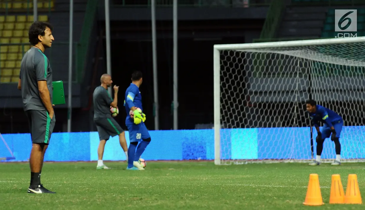 Pelatih Timnas Indonesia, Luis Milla (kanan) saat memimpin latihan resmi di Stadion Patriot Candrabhaga, Bekasi (1/9). Timnas Indonesia akan melakoni laga persahabatan dengan Fiji pada Sabtu (2/9). (Liputan6.com/Helmi Fithriansyah)