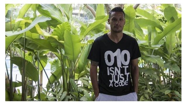 Raphael Maitimo dan beberapa pemain sepak bola Indonesia mengucapkan selamat natal dan tahun baru.