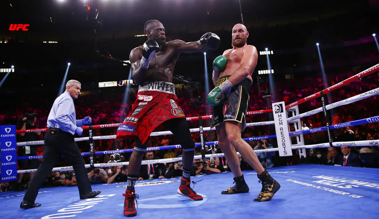 Deontay Wilder (kiri) mencoba memukul Tyson Fury pada pertandingan tinju kelas berat WBC di T-Mobile Arena, Las Vegas, Nevada, Amerika Serikat, 9 Oktober 2021. Tyson Fury mempertahankan sabuk juara dunia tinju kelas berat WBC usai mengalahkan Deontay Wilder pada ronde 11. (AP Photo/Chase Stevens)