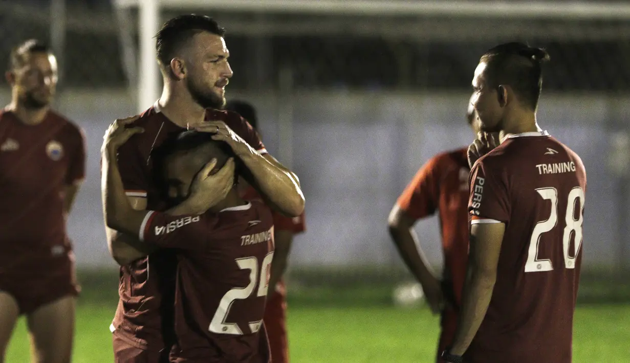 Pemain Persija Jakarta, Marko Simic, memeluk Riko Simanjuntak saat latihan di Lapangan Sutasoma Halim, Jakarta, Jumat (10/5). Latihan ini merupakan persiapan jelang laga Liga 1 Indonesia 2019. (Bola.com/Yoppy Renato)