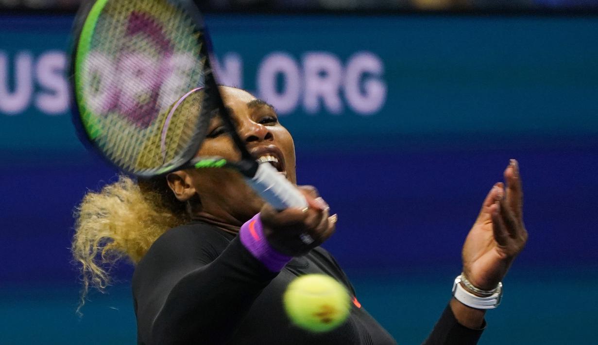 Petenis Amerika Serikat, Serena Williams mengembalikan bola ke arah petenis China, Wang Qiang pada perempat final AS Terbuka 2019 di USTA Billie Jean King National Tennis Center, Selasa (3/9/2019). Serena Williams melaju ke babak semi final setelah menang 6-1 dan 6-0. (DOMINICK REUTER / AFP)