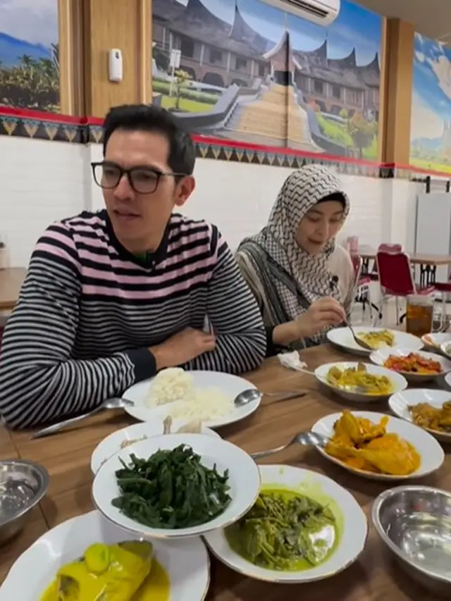 Adrian Maulana makan masakan Padang (Instagram/adrianmaulana)