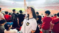 Sporty Kenakan Jersey, 3 Potret Cantik Febby Rastanty Nonton Langsung Timnas Indonesia di SUGBK