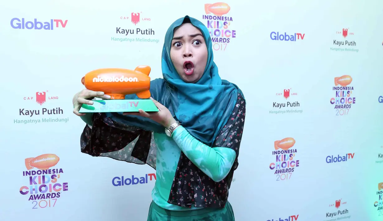 Untuk kedua kalinya selebgram, Ria Ricis mendapatkan penghargaan dari kategori media sosial. Tahun ini, terpilih kembali sebagai Selebgram Favorit Indonesia Kids Choice Awards 2017. (Nurwahyunan/Bintang.com)
