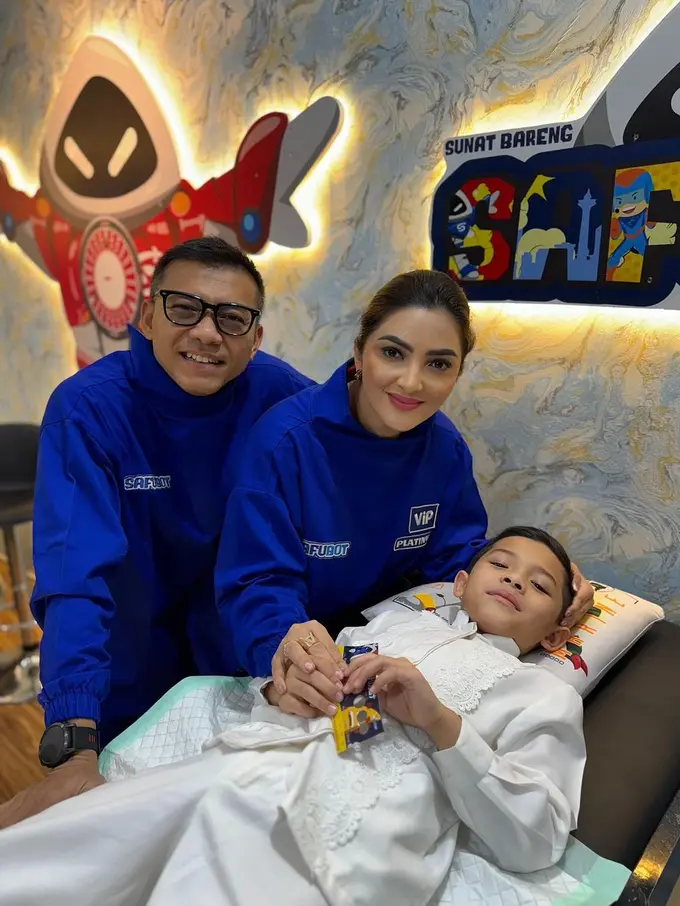 Anang Hermansyah dan Ashanty mendampingi putranya, Arsya sunat. [Foto: Instagram/arsya.hermansyah]
